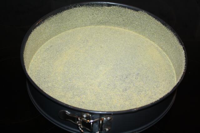 Backform einfetten u. mit Grieß ausstreuen