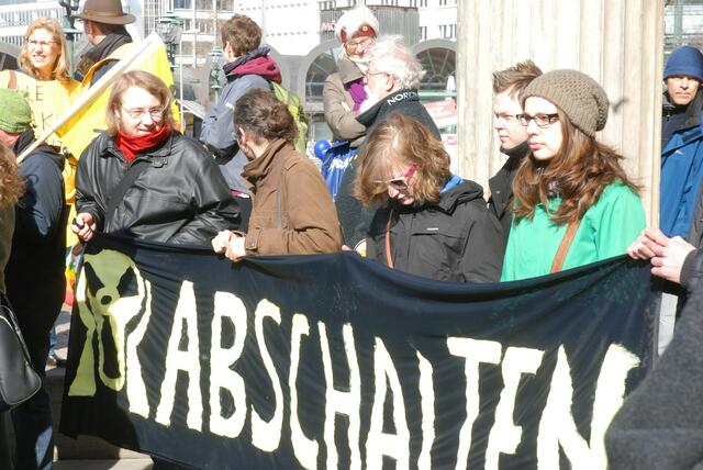 Über 10000 menschen demonstrieren gegen atomkraft.   03