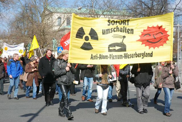 Über 10000 menschen demonstrieren gegen atomkraft.   13