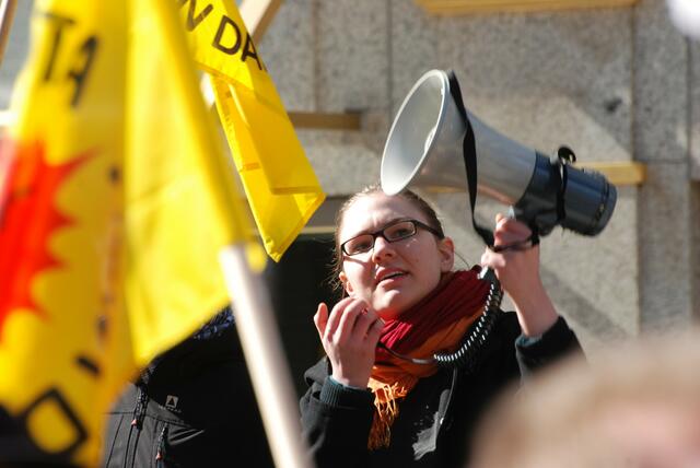 Über 10000 menschen demonstrieren gegen atomkraft.   19