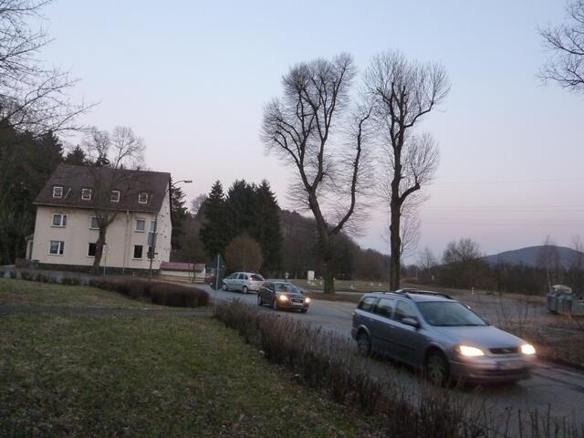 Kreuzung am Bahnhof - rechts Abbiegen in Richtung BRUCHMÜHLE frei - in Richtung MORNSHAUSEN NUR ANLIEGER! Ab und zu Polizeikontrollen - auch in der NACHT!
