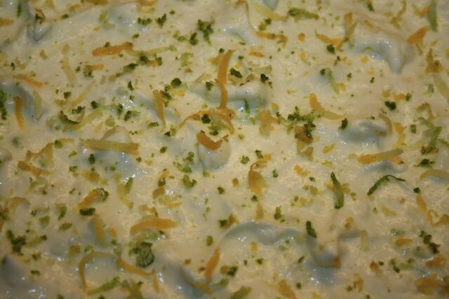 Zitronen u. Limettenschalen passen zum Verzieren sehr gut.