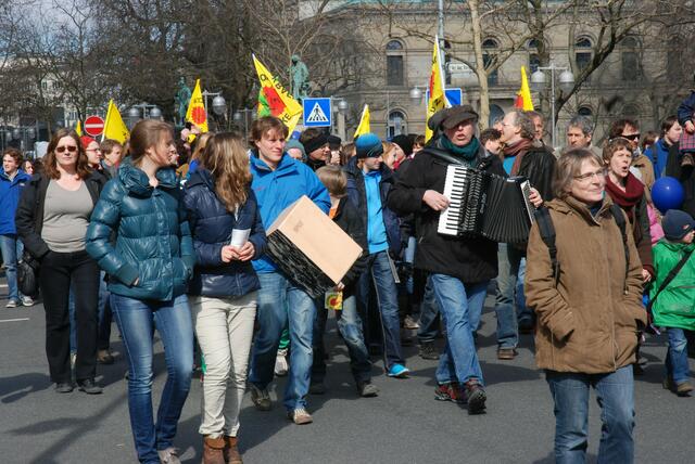 Über 10000 menschen demonstrieren gegen atomkraft.   10