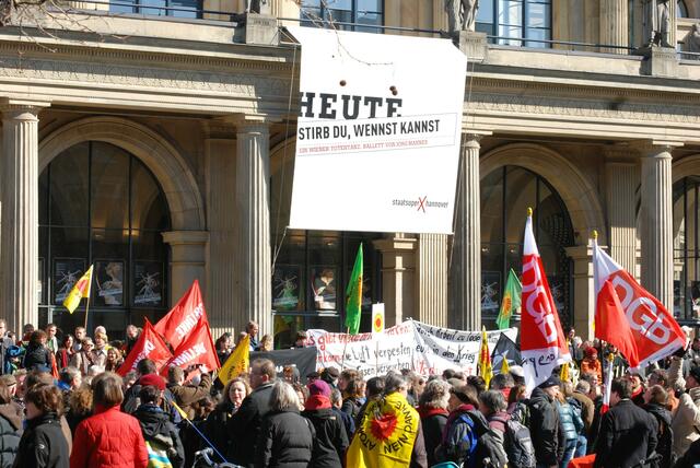 Über 10000 menschen demonstrieren gegen atomkraft.   26  makaber-aktuell: Heute stirb du, wennst kannst...
