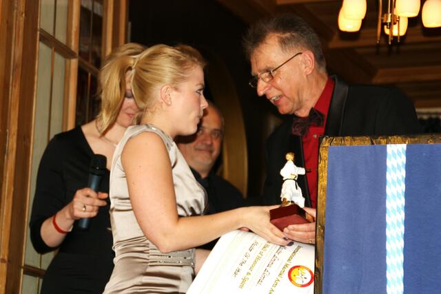 Übergabe der Urkunde vom Initiator Gregor Huss