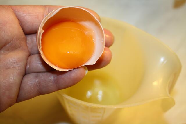 WICHTIG! Eier trennen! (für den Boden)