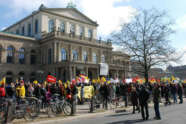 Über 10000 menschen demonstrieren gegen atomkraft.   07