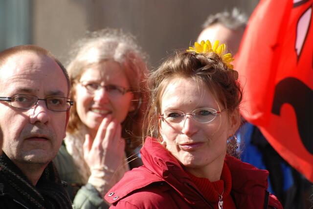 Über 10000 menschen demonstrieren gegen atomkraft.   17