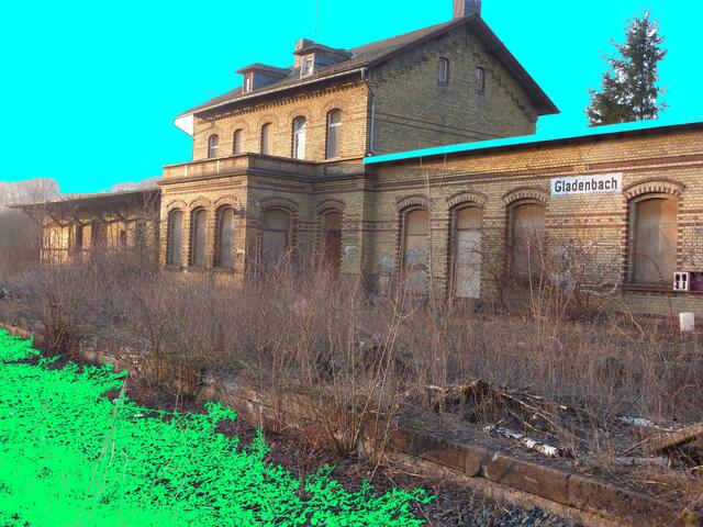 FRAGE: Was wird aus dem heruntergekommenen alten Gladenbacher Bahnhof und dem riesigen dazu gehörigen Gelände, das die Stadt gekauft hat? Mehr im Artikel zur Bahn …