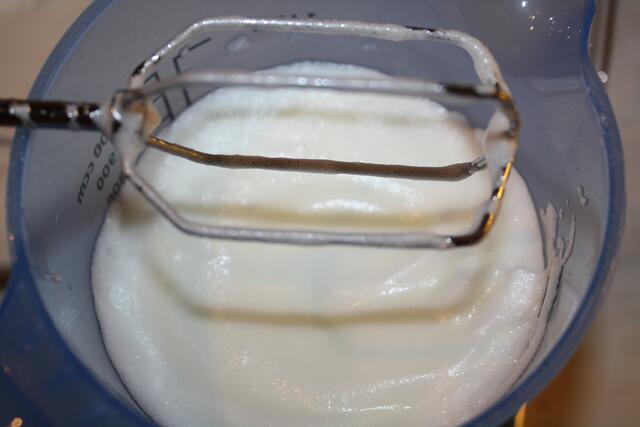 Für den Boden, Eiweiß zu Eischnee schlagen.