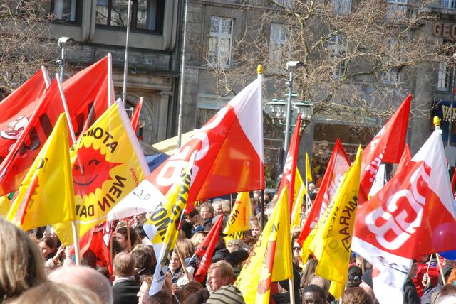 Über 10000 menschen demonstrieren gegen atomkraft.   04