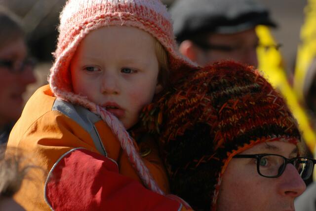 Über 10000 menschen demonstrieren gegen atomkraft.   20