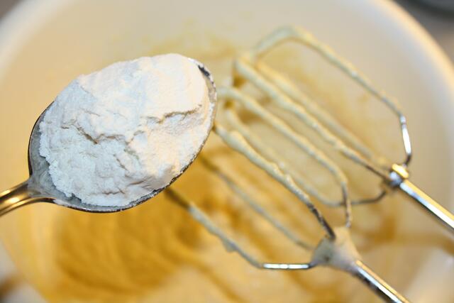 1 EL Mehl und 1 prise Salz dazu.