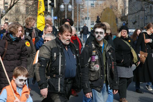 Über 10000 menschen demonstrieren gegen atomkraft.   11