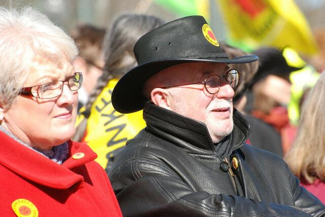Über 10000 menschen demonstrieren gegen atomkraft.   27