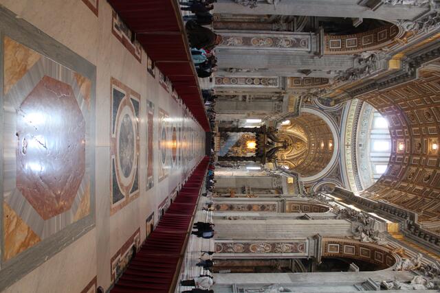 Peterskirche - Blick durch das Mittelschiff