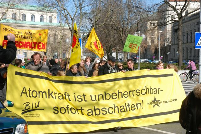 Über 10000 menschen demonstrieren gegen atomkraft.   08