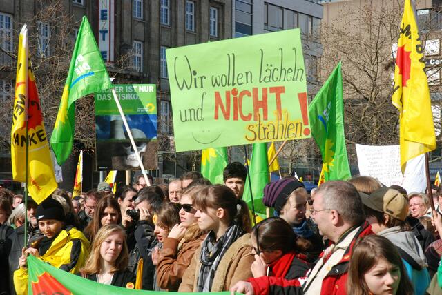 Über 10000 menschen demonstrieren gegen atomkraft.   05