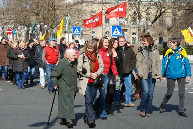 Über 10000 menschen demonstrieren gegen atomkraft.   15