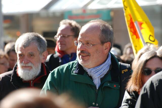 Über 10000 menschen demonstrieren gegen atomkraft.   21