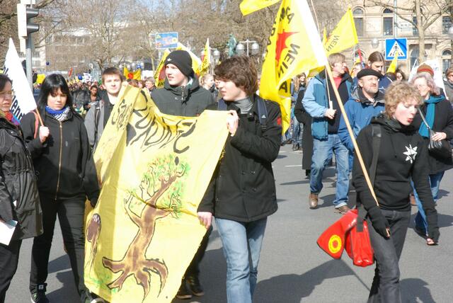 Über 10000 menschen demonstrieren gegen atomkraft.   12