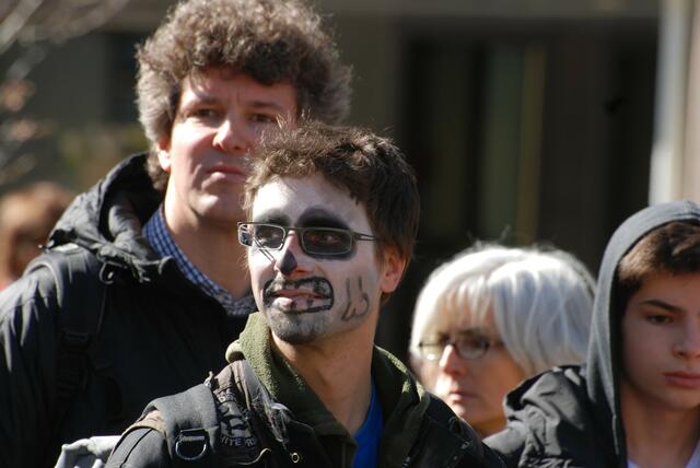 Über 10000 menschen demonstrieren gegen atomkraft.  18