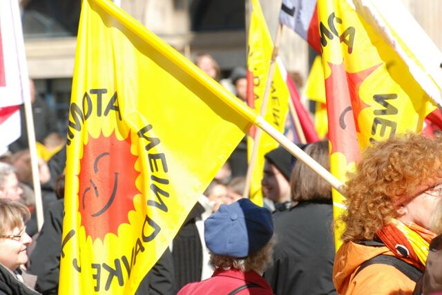 Über 10000 menschen demonstrieren gegen atomkraft.   28