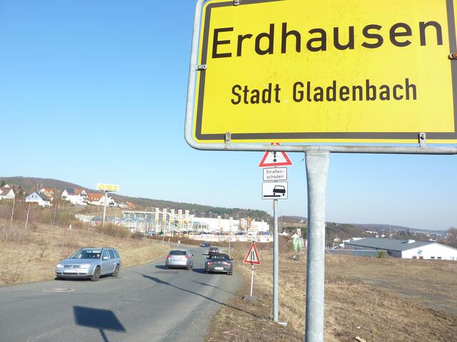 2012 wird die Am Württemberg verlaufende Jakob-Heuser-Straße (z. Zeit  sehr marode, mit Schlaglöchern versehen und eng) bis hin zum Bahnhof Gladenbach ausgebaut werde; mit einem Bürgersteig! Im Hintergrund OBI. Mehr im Artikel.
