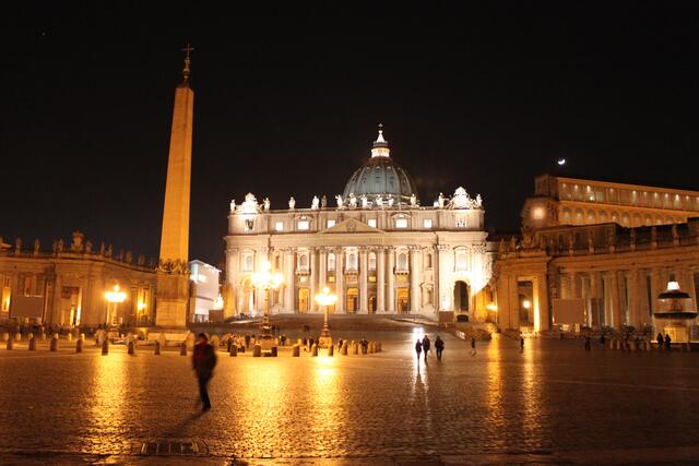 San Pietro in Vaticano (Peterskirche) und Piazza San Pietro (Petersplatz) bei Nacht