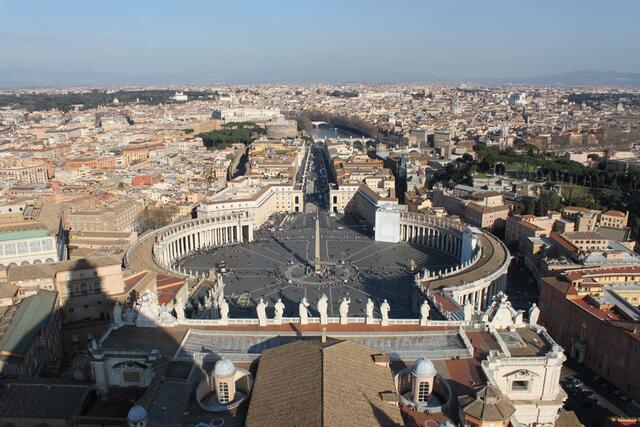 Blick über den Petersplatz & Rom von der Kuppel der Peterskirche