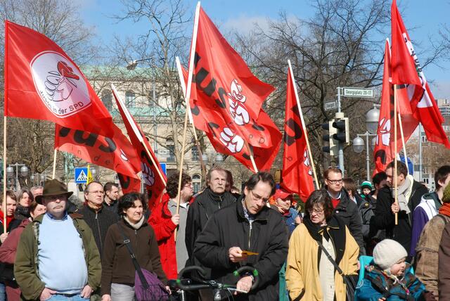 Über 10000 menschen demonstrieren gegen atomkraft.   09