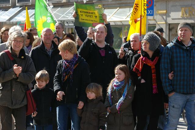 Über 10000 menschen demonstrieren gegen atomkraft.   19