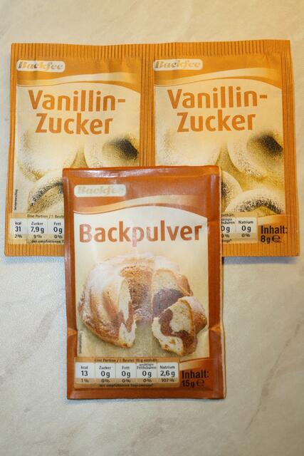 Boden: Backpulver u. 1 Pck. Vanillinzucker (1Pck.Vanillinzucker unter die Schlagsahne rühren)