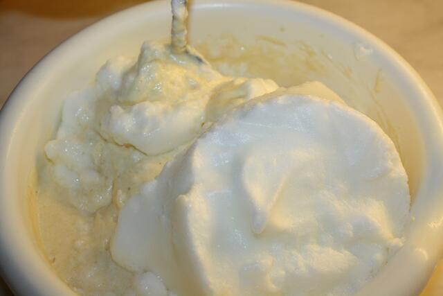 Für den Boden, Eischnee vorsichtig darunter heben.