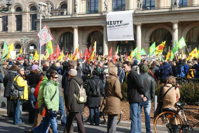 Über 10000 menschen demonstrieren gegen atomkraft.   06