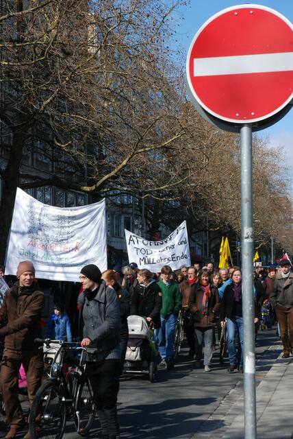 Über 10000 menschen demonstrieren gegen atomkraft.   16  AKW = durchfahrt verboten !