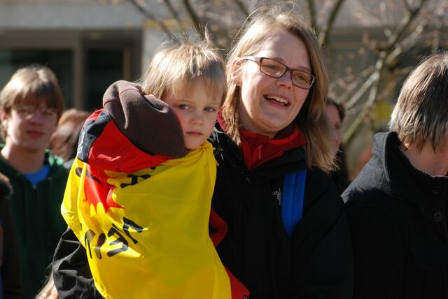Über 10000 menschen demonstrieren gegen atomkraft.   22