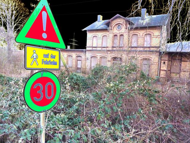 Besonders gefährliches Schlagloch-Straßenstück gegenüber dem Bahnhof Gladenbach. a&s-malerei.