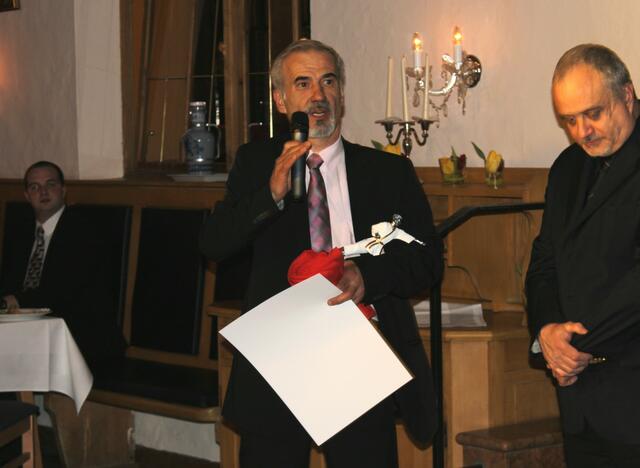 Ali hält eine Ansprache.