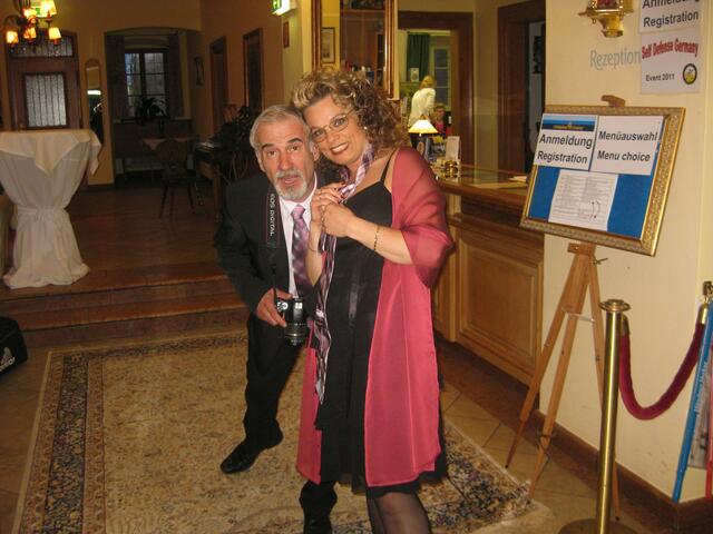 Ich mußte noch schnell jemandem die Krawatte richtig binden.