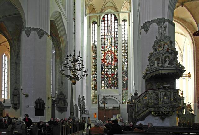 Aus dem Jahr 1904 stammt das riesige Südportalfenster, das in Tiroler Glasmalereiwerkstätten in Innsbruck einst hergestellt wurde.
