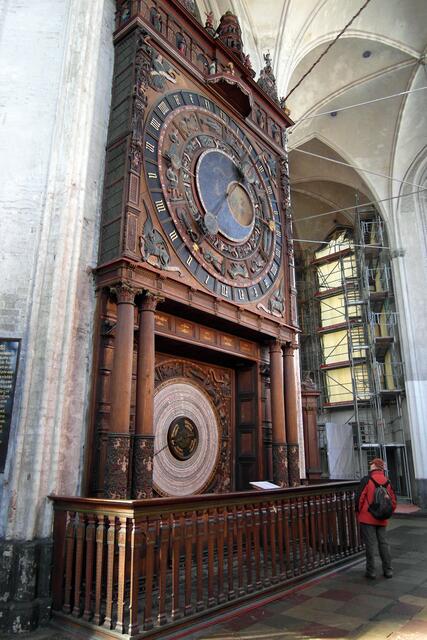 Ein technisches und künstlerisches Denkmal ist die astronomische Uhr, die 1472 in Nürnberg angefertigt und 1643 erneuert wurde. Sie ist die weltweit älteste noch funktionierende Uhr mit Analog-Anzeige.