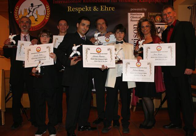 Die sieben Geehrten der Kampfsportschule Kocaman (Ali Kocaman, Genrich Krets, Bastian Weber, Maurice Lehmann, Omer Kocaman, Hermann Bittner, Petra Kinzer u. Gregor Huss, v. links)