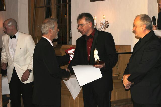 Gregor Huss überreicht Ali den Pokal mit Urkunde.