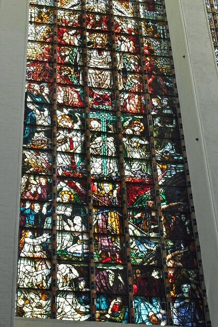 Über dem Südportal erhebt sich das größte Kirchenfenster Norddeutschlands, das 26 m hohe Glasbild von 1904 mit "Christus als Weltherrscher".