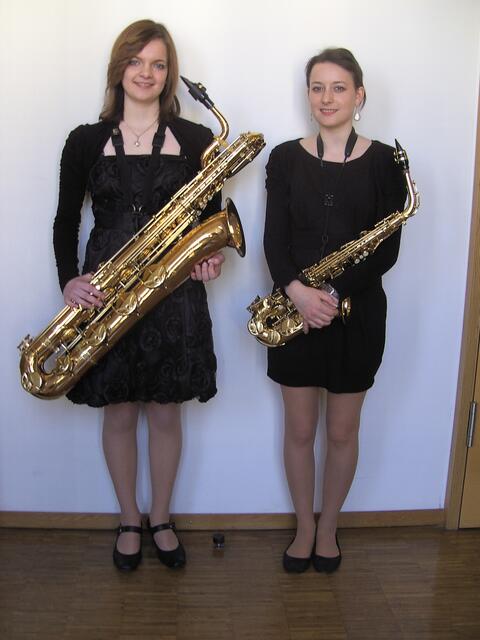 Larissa von Ganski (links) und Eva Sing aus der Klasse von Musikdirektor Manfred-Andreas Lipp sind mit ihren Saxofonen seit Jahren erfolgreich bei Wettbewerben unterwegs.