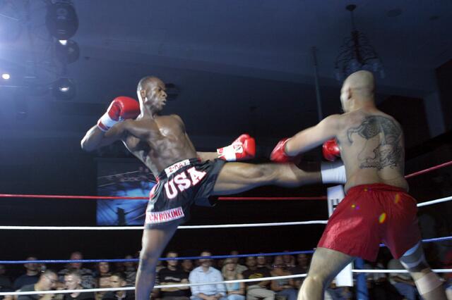 Kampfsport Kick Boxen | Foto: http://www.kampfsport-deutschland.de/images/stories/wikipedia/Kickboxing_kick_to_the_midsection.jpg