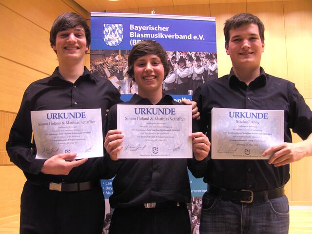 Simon Holand, Matthias Schäffler und Michael Ahne 3 Landessieger im Fach Schlagzeug, freuen sich bei der Ergebnisbekanntgabe. Herzlichen Glückwunsch!!