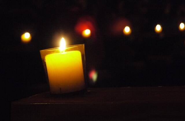 ...und zünden ein Licht an.