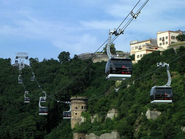Skyline Express mit Großraumgondeln | Foto: Holger Weinandt. http://de.wikipedia.org/w/index.php?title=Datei:Buga_2011_Koblenz_-_Rheinseilbahn_07-2010.jpg&filetimestamp=20100704140601